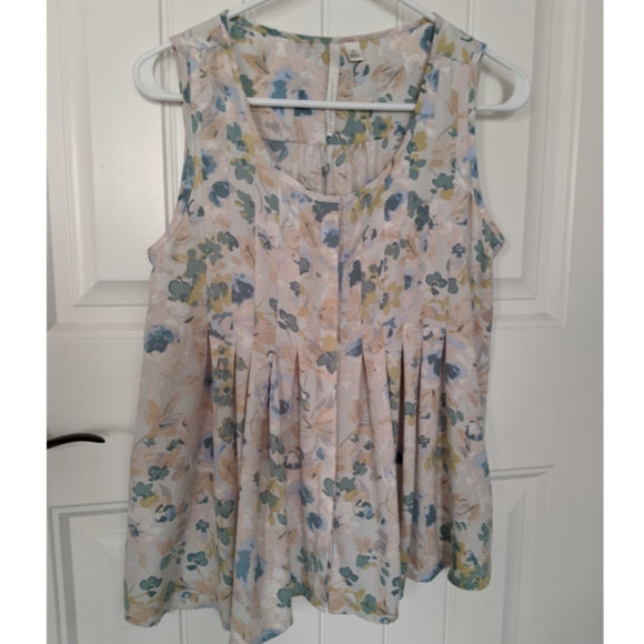 Blush floral pleated front LC top - Picture 2 of 5